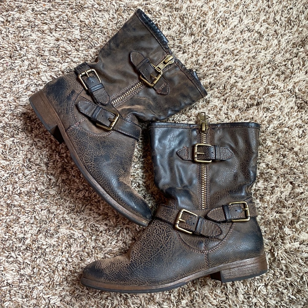 Cute brown booties.